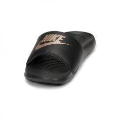 Chaussures Femme Claquettes Nike VICTORI ONE SLIDE Noir / Doré 9 Chaussures Femme Claquettes Nike VICTORI ONE SLIDE Noir / Doré -Mules Soldes2022 19008156 500 C