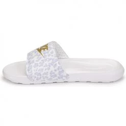 Chaussures Femme Claquettes Nike W NIKE VICTORI ONE SLIDE PRINT Blanc / Doré 10 Chaussures Femme Claquettes Nike W NIKE VICTORI ONE SLIDE PRINT Blanc / Doré -Mules Soldes2022 20297180 500 D